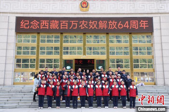 圖為亞東邊檢站民警代表與駐地小學師生代表合影留念。　胡利媛 攝