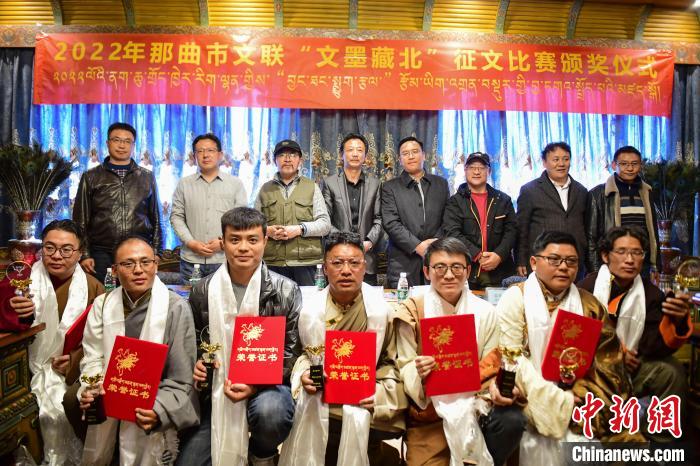 圖為獲獎人員合影留念?！∝暩聛硭?攝