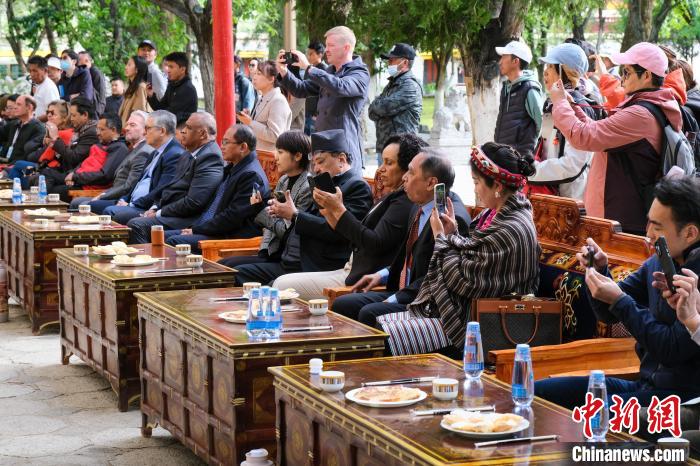 5月19日，中外嘉賓在羅布林卡和游客一起觀看藏戲。　江飛波 攝