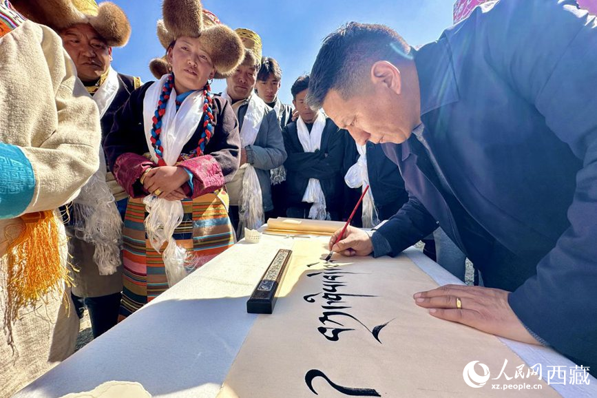 書法家為祈福一年的豐收提筆祝詞。