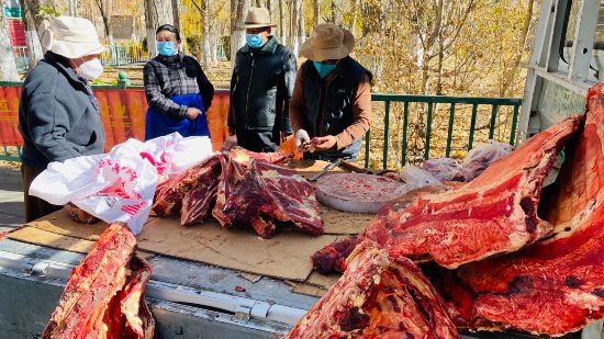 圖為市民正在買牛肉，本報記者 格桑倫珠攝(3737723)-20221201105107(1).jpg