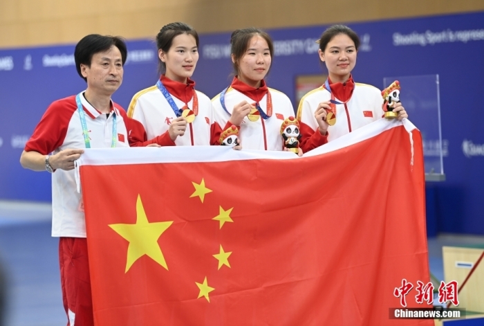 8月1日，第31屆世界大學生夏季運動會女子25米手槍團體決賽在四川成都舉行，中國隊獲得冠軍。圖為中國隊選手熊亞瑄(左二)、林雅茜(右二)、王珂怡(右一)等站在領獎臺上合影。<a target='_blank' href='/'><p  align=